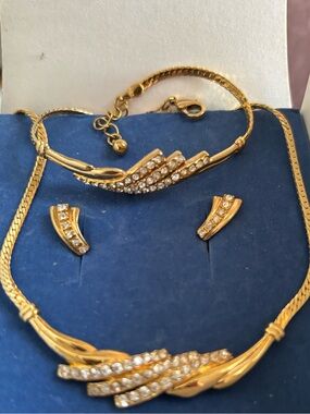 AVON New Vintage Rhinestone Accented Twist  Necklace,Bracelet & Earrings  3 PC